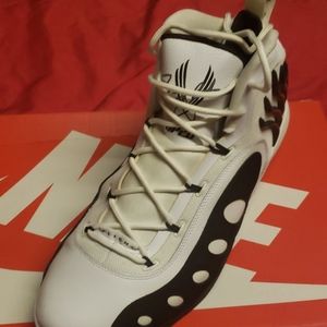 B ball shoes